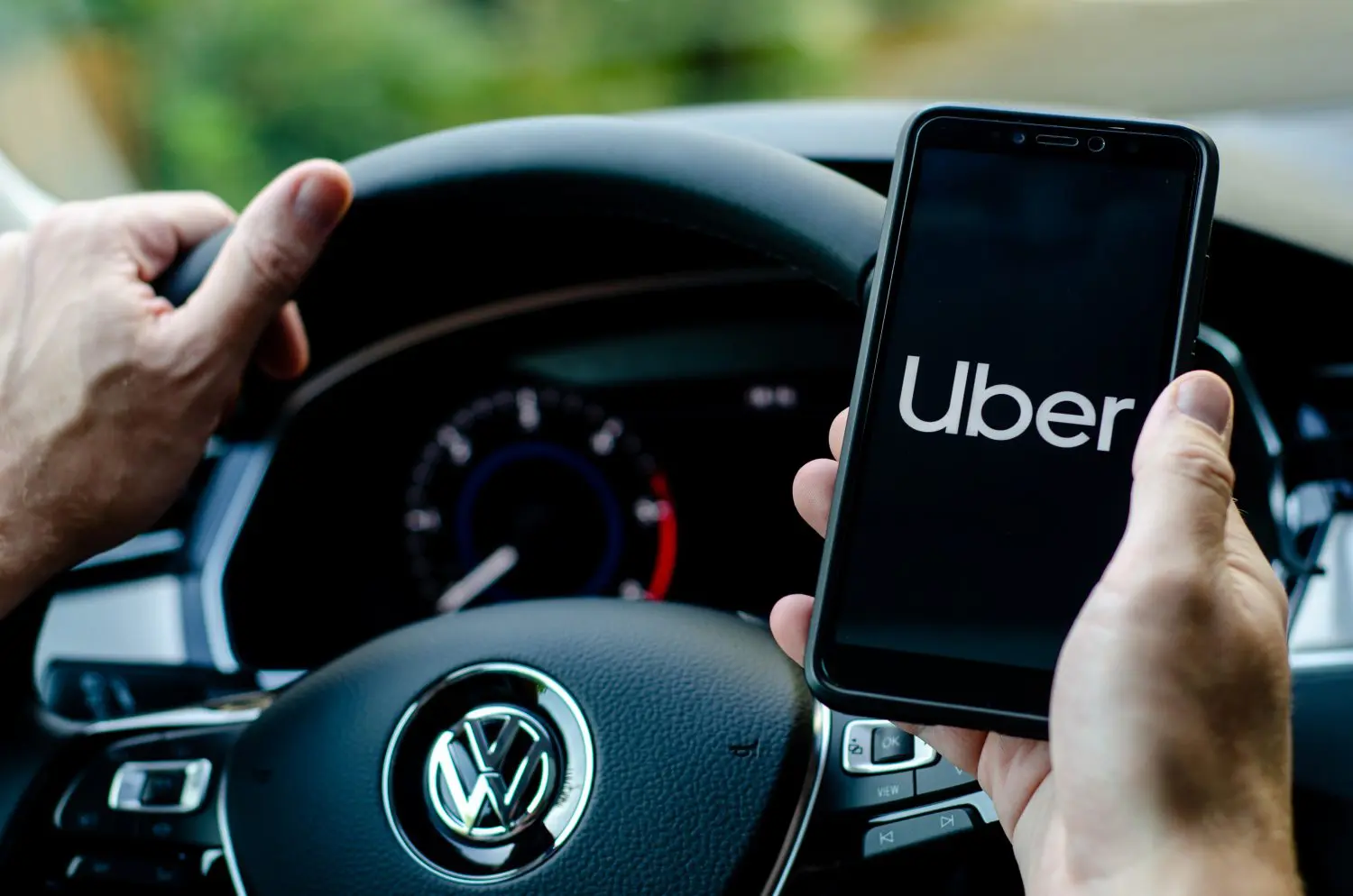 Zarobki w Uberze w Polsce: Ile można zarobić jako kierowca?